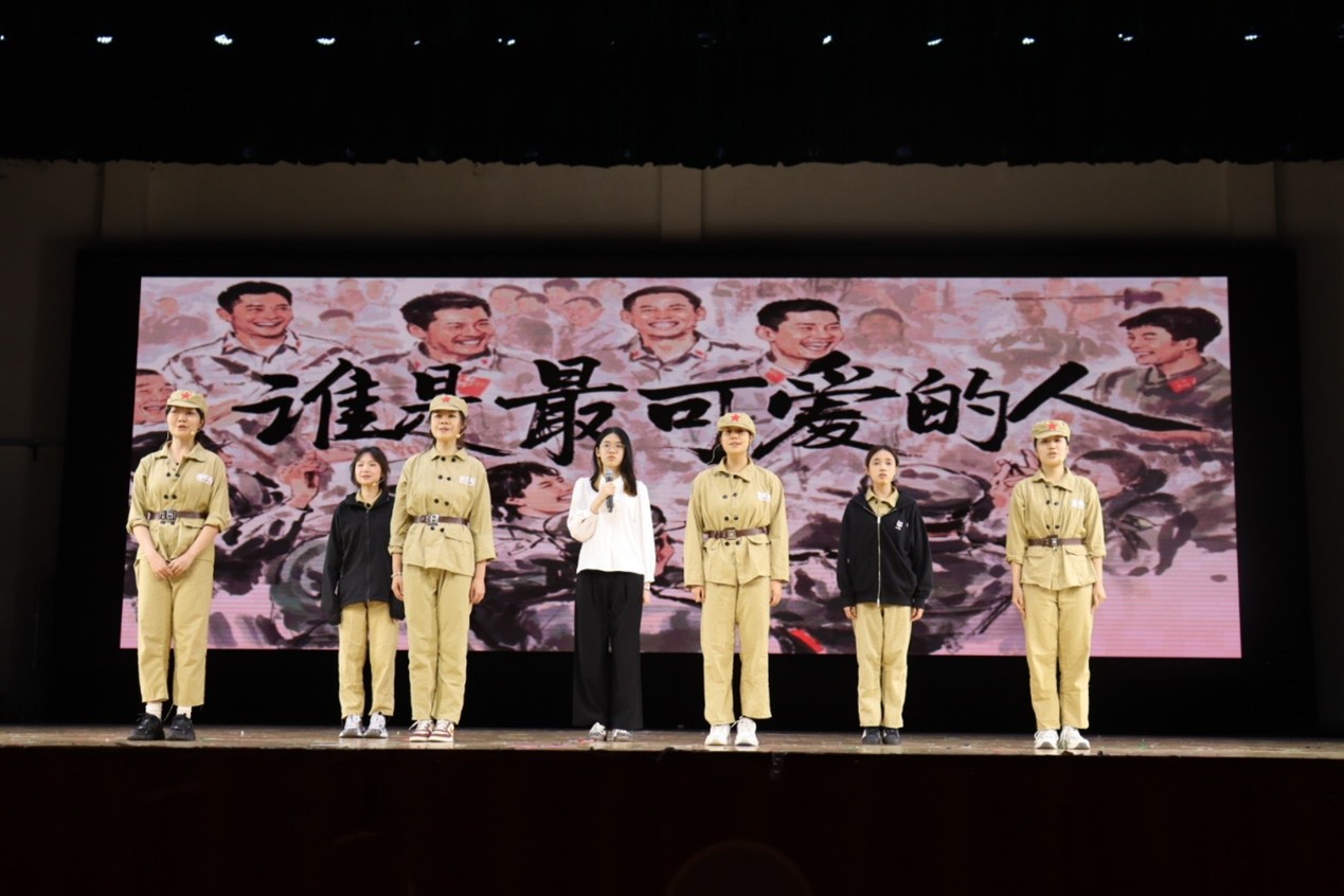 乘风破浪队表演《谁是最可爱的人》.jpg 乘风破浪队表演《谁是最可爱的人》.jpg