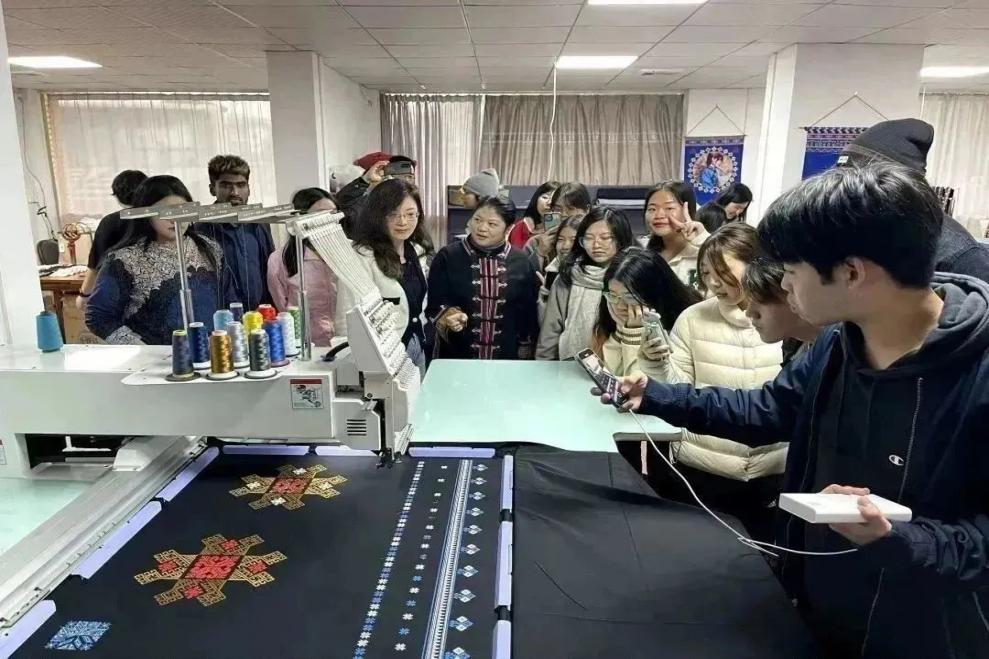 留学生参观瑶绣作坊.png