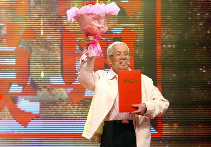 黄建华获评“南粤楷模”.jpg 黄建华获评“南粤楷模”.jpg