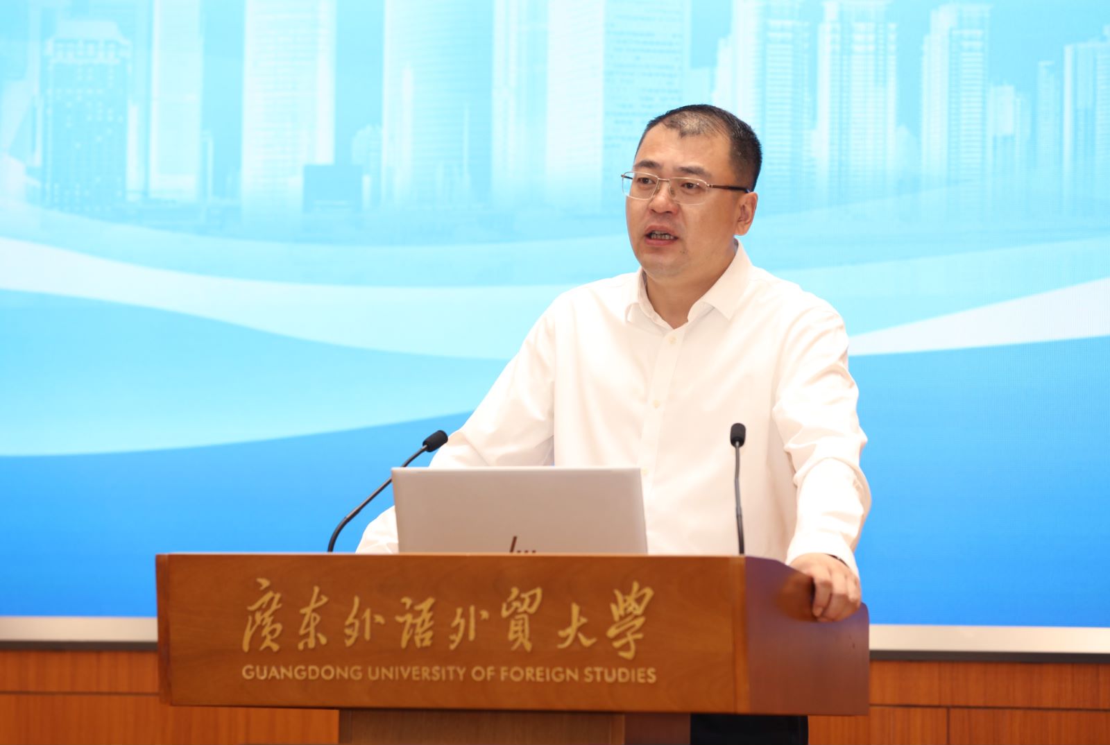 校长闫相斌.jpg 校长闫相斌.jpg