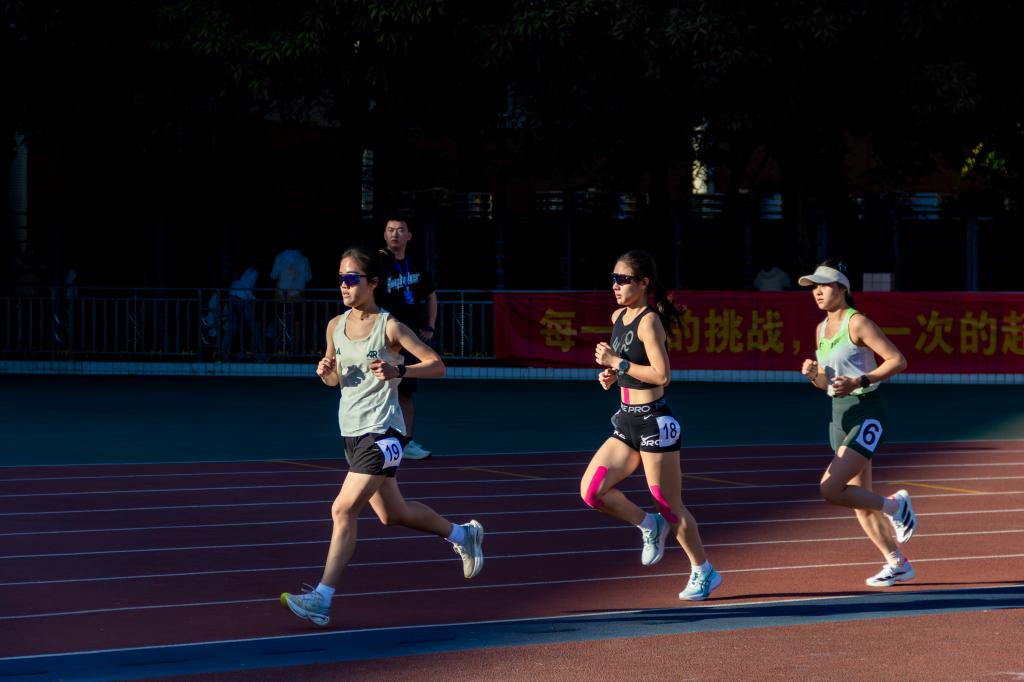 女子3000米决赛 三人冲刺 特写.jpg