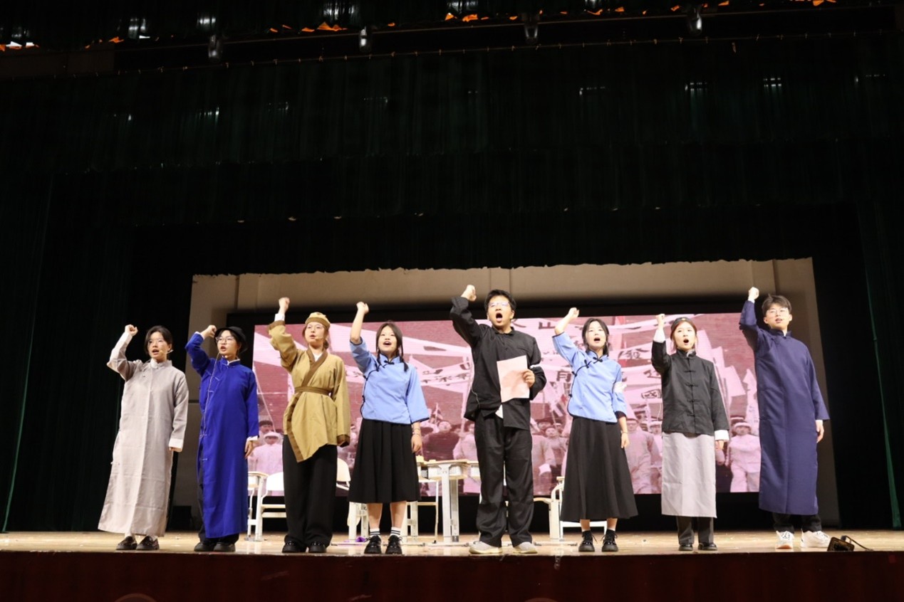 红潮护卫队表演《百年青春:永不褪色的火种》.jpg 红潮护卫队表演《百年青春:永不褪色的火种》.jpg