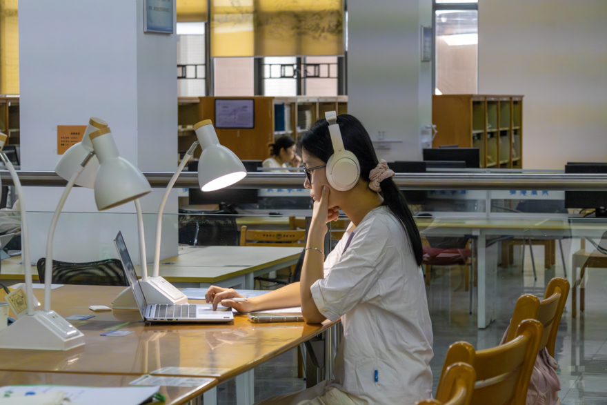 鎻愬墠杩旀牎锛屽湪鍥句功棣嗗涔犵殑瀛︾敓jpg 鎻愬墠杩旀牎锛屽湪鍥句功棣嗗涔犵殑瀛︾敓jpg